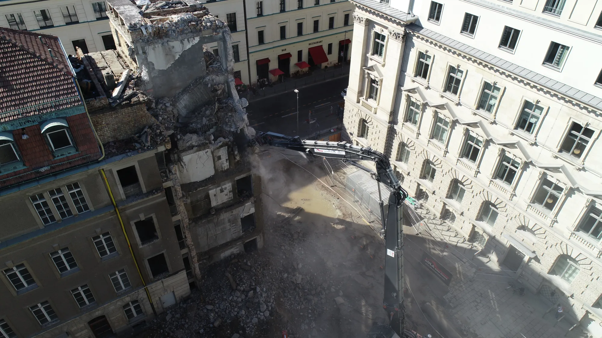 Altbau-Abbruch in der Berliner Innenstadt mit Longfront-Bagger der Lula Bau GmbH